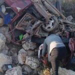 Kaza yaptığı otomobilde sıkıştı, itfaiye kurtardı