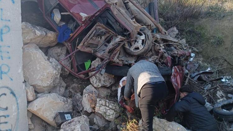 Kaza yaptığı otomobilde sıkıştı, itfaiye kurtardı