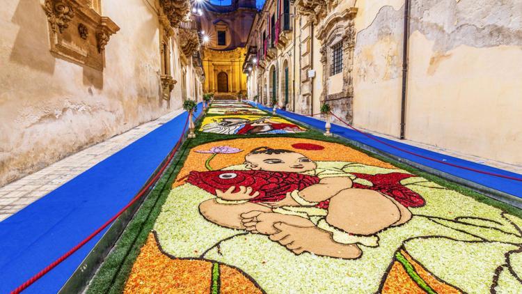 Antalya Çiçek Desenleri Günlerinde gençler yarışıyor