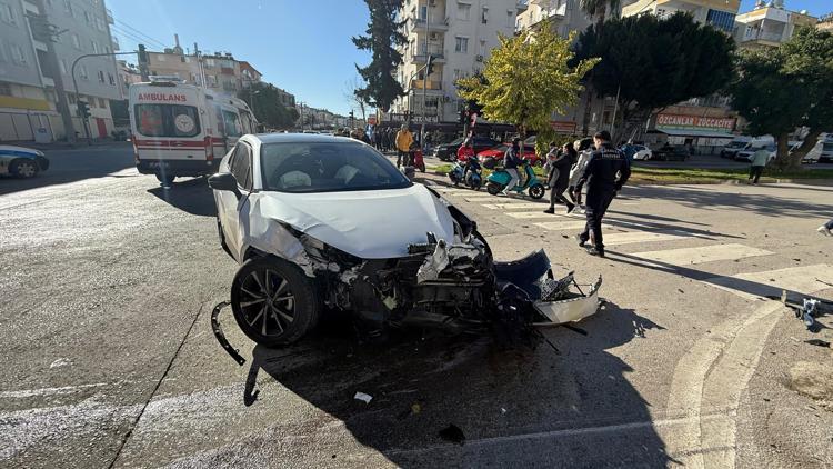 Kaza sonrası ablasının başından ayrılmayan kız kardeş