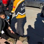 Kadın itfaiyeci, şoka girip üşüyen kazazedeye montunu verdi