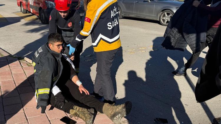 Kadın itfaiyeci, şoka girip üşüyen kazazedeye montunu verdi