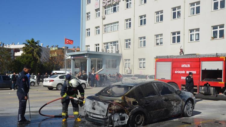 Hastane otoparkındaki otomobil yandı