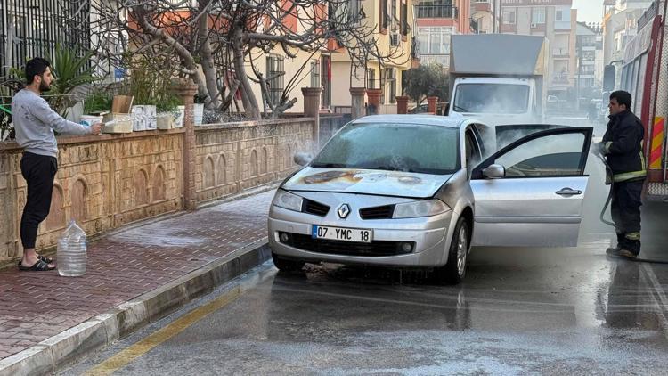 Yanan otomobili hortumla söndürmeye çalıştı