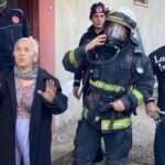 Alevlerden balkona çıkarak kurtuldu