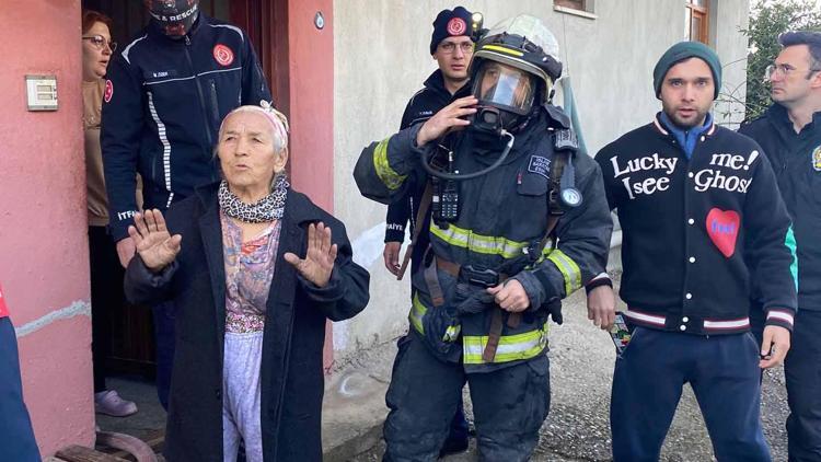 Alevlerden balkona çıkarak kurtuldu