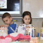 Depremzede çocuklar, gönül atkısı ile ısınıyor