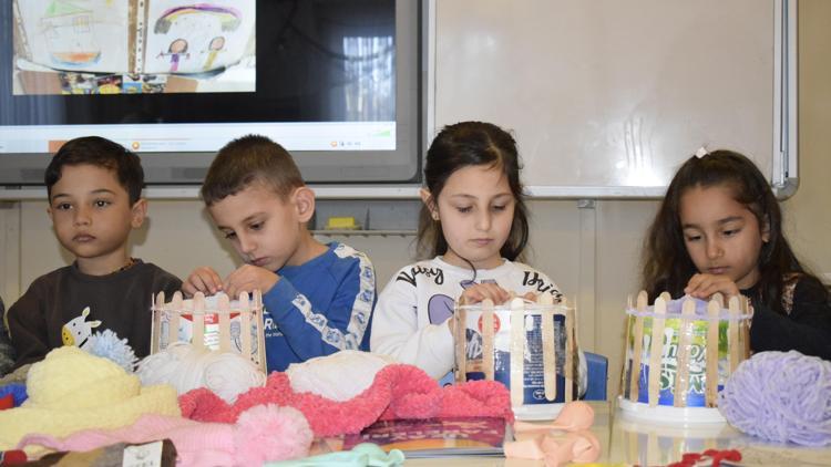 Depremzede çocuklar, gönül atkısı ile ısınıyor