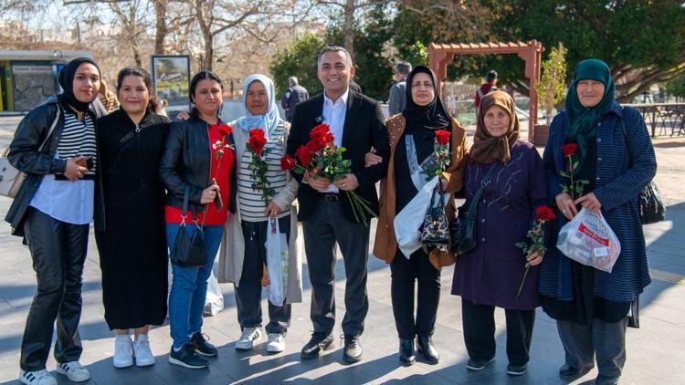 Sevgililer Gününde Başkan Kara ve eşi gül dağıttı
