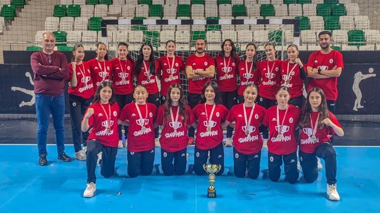 Hentbolda altın madalya Antalyaya