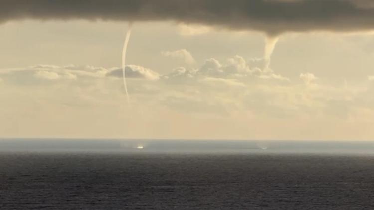 Antalyada denizde çıkan 2 hortum cep telefonuyla görüntülendi