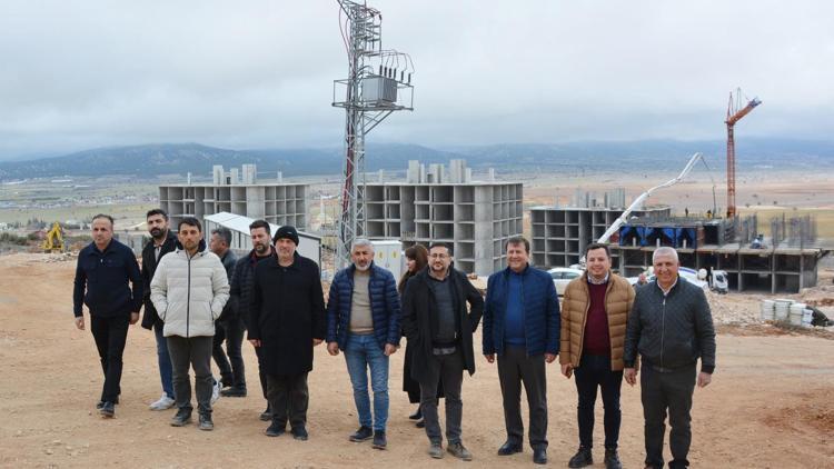 AK Parti heyeti TOKİ inşatlarını inceledi