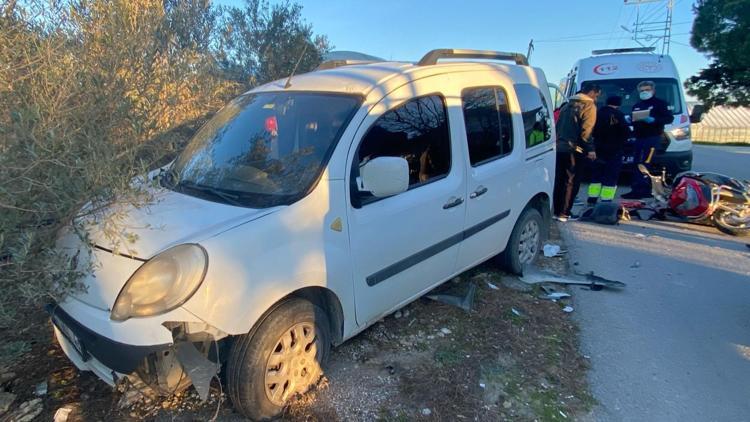 Antalya’da otomobille çarpışan motosikletli yaralandı