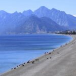 Soğuk hava Antalyada da hissedildi, güneşe rağmen sahil boş kaldı