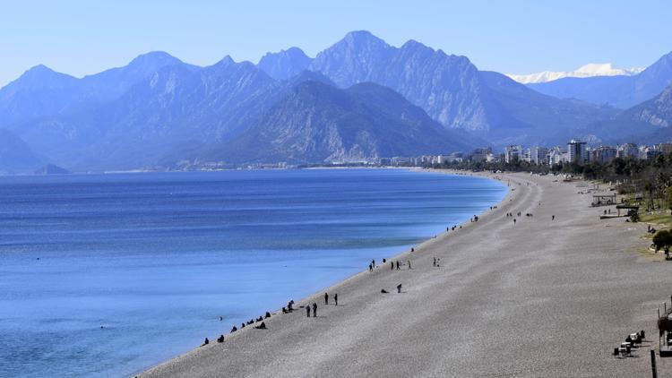 Soğuk hava Antalyada da hissedildi, güneşe rağmen sahil boş kaldı
