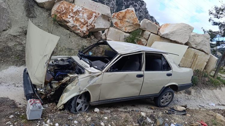 Antalyada devrilen otomobildeki 6 kişi yaralandı