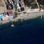 Antalya kıyılarında deniz doldurularak yapılan iskeleler, uydu fotoğraflarında