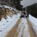 Buzlanan yollarda tuzlama çalışması