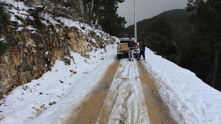 Buzlanan yollarda tuzlama çalışması