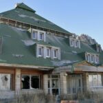 Uzanın viraneye dönen eski oteli satılık