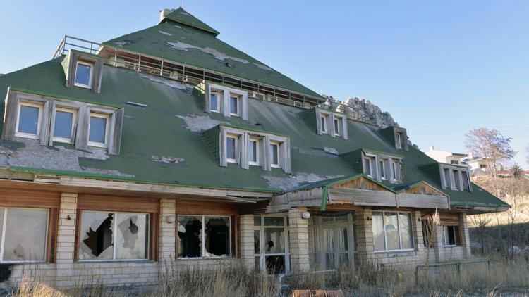 Uzanın viraneye dönen eski oteli satılık