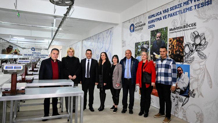 Başkan Böcek kurutma ve paketleme tesisini gezdi