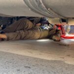 Yolun karşısına geçerken TIRın altında kaldı