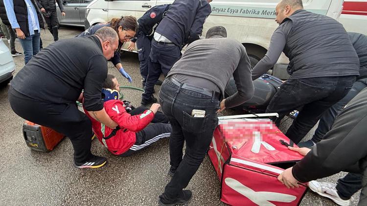 Islak zeminde motosikleti kayan kurye, hafif ticari aracın altında kaldı