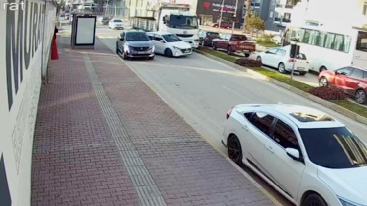 Finikede kaza anı kamerada