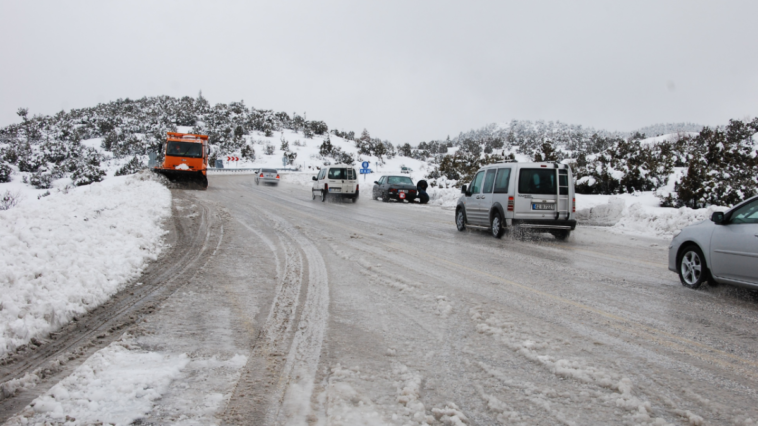Akseki-Seydişehir karayolunda kar yağışı etkili oluyor