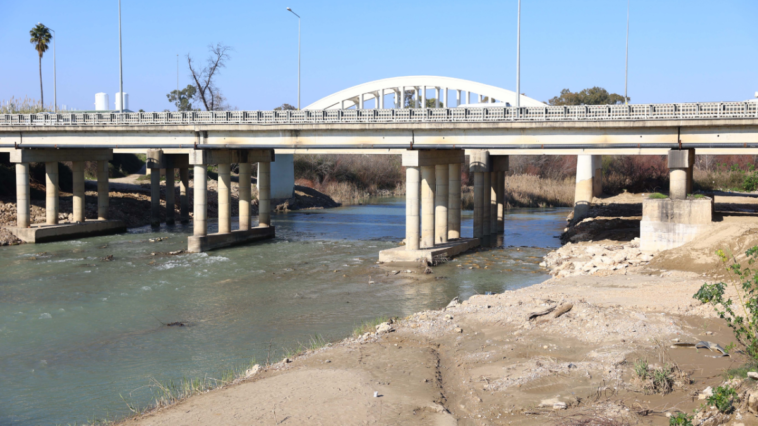 Aksu Çayı Köprüsü'nün ayağı güçlendirildi