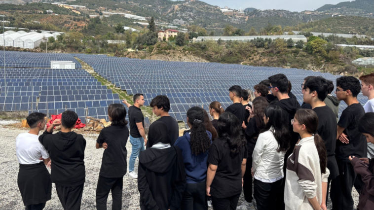 Alanya'da lise öğrencileri güneş enerjisi santralini gezdi