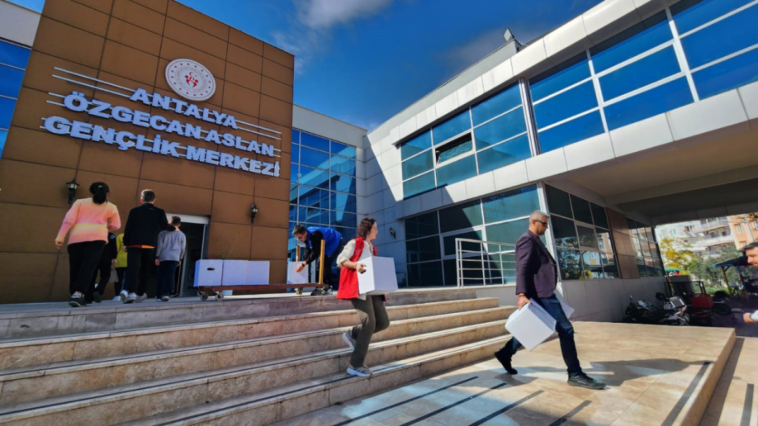 Antalya'da 250 gıda kolisi ihtiyaç sahiplerine ulaştırıldı