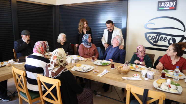 Antalya'da Alzheimer hastaları 'Mavi Ev'de sosyalleşti