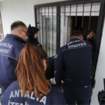 Antalya'da demir kapı kesildi, genç kız uyurken bulundu