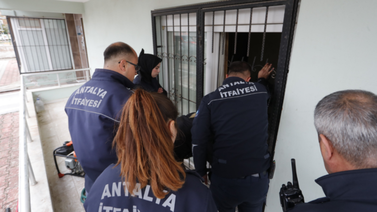 Antalya'da demir kapı kesildi, genç kız uyurken bulundu