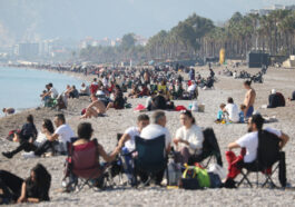 Antalya'da tatilin son günü güneşin keyfini çıkardılar