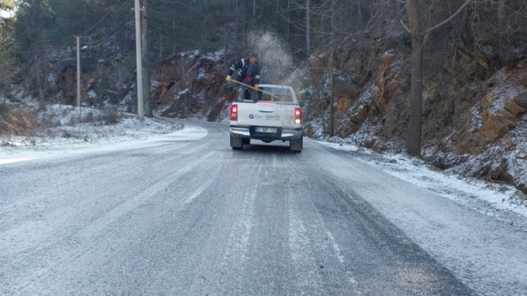 Büyükşehir'den yayla yollarında tuzlama çalışması