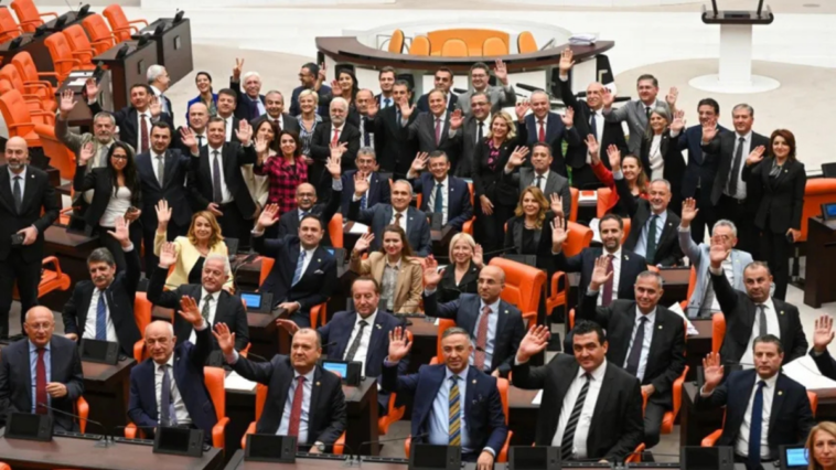 CHP'den tarihi oylama... Atatürkçü teğmenlerin tazminatını partililer ödeyecek!