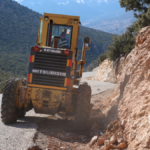 Elmalı'da grup yolları aşırı yağışlardan korunuyor