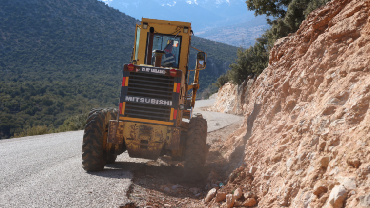 Elmalı'da grup yolları aşırı yağışlardan korunuyor