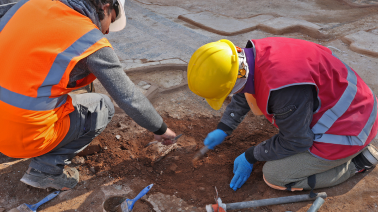 Hıdırlık kazısında Roma dönemine ait mozaik gün yüzüne çıkarıldı