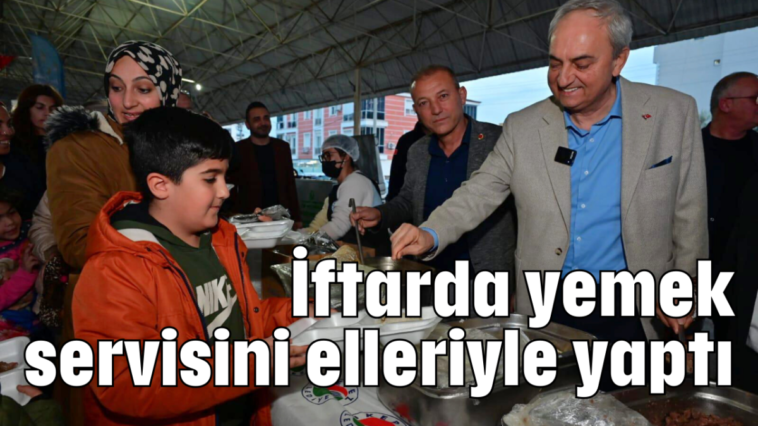İftarda yemek servisini elleriyle yaptı