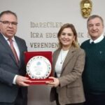 FOÇA KAYMAKAMLIĞINDAN BAŞARILI TURİZMCİYE PLAKET