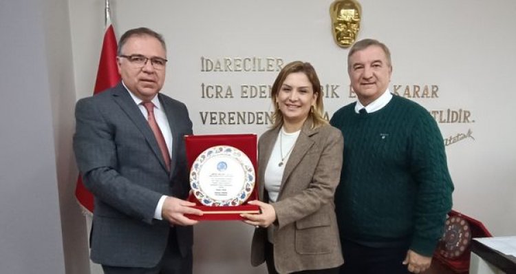 FOÇA KAYMAKAMLIĞINDAN BAŞARILI TURİZMCİYE PLAKET