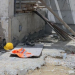 İnşaat ustası 5 metreden düştü