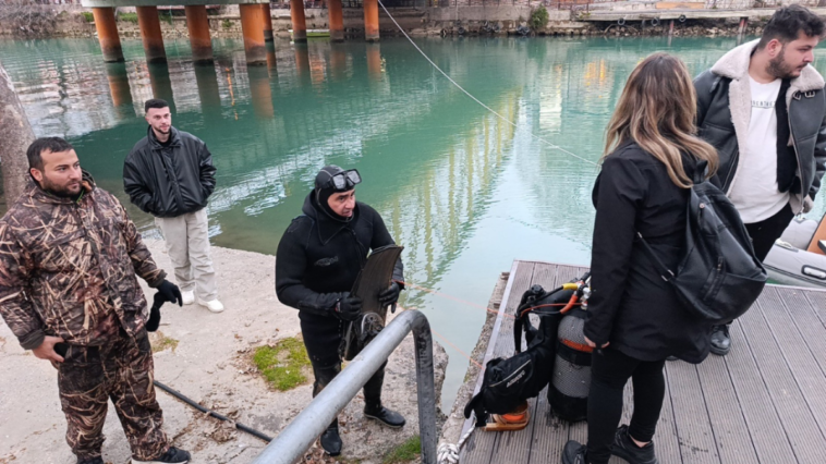 Irmağa düşen telefonu dalgıç çıkardı