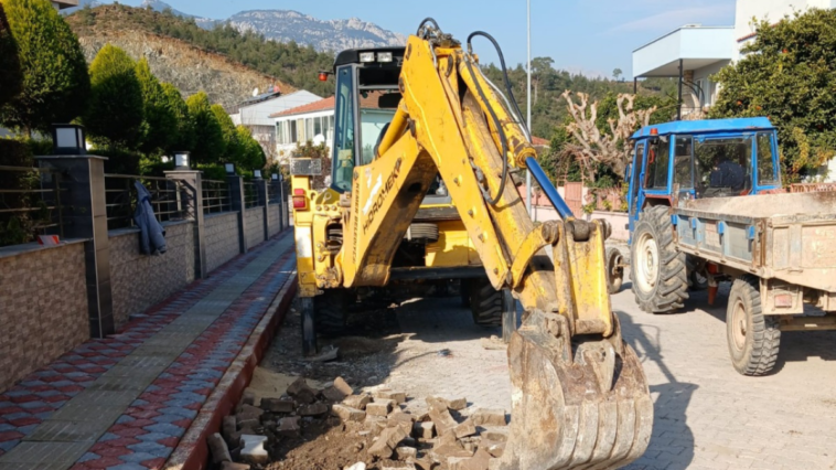 Kemer’de yol ve kaldırım çalışmaları