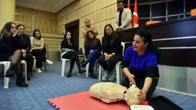 Kepez Belediyesi çalışanlarına ilk yardım eğitimi veriliyor
