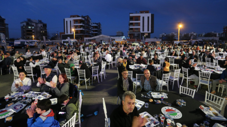 Kepez'de gönül sofraları Göksu ve Beşkonaklılar Mahallesi'nde kuruldu